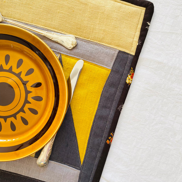 conjunto de individuais em Linho castanho e amarelo