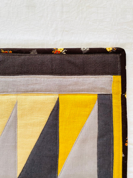 conjunto de individuais em Linho castanho e amarelo