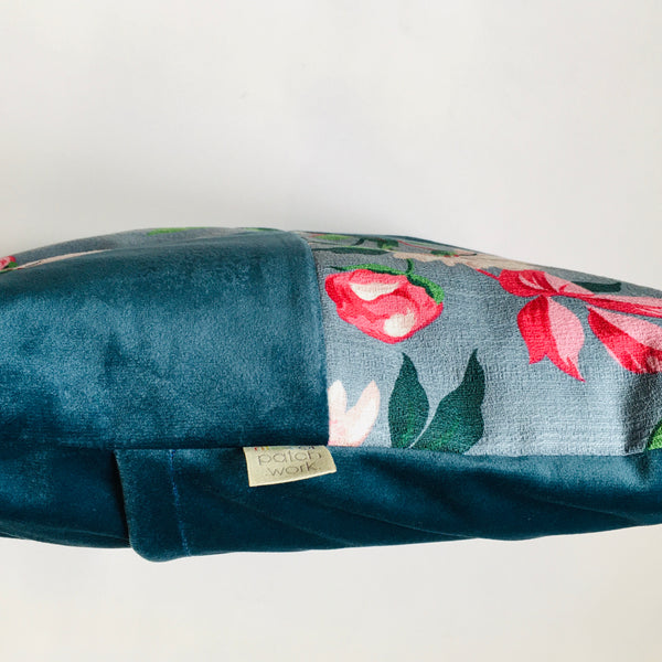 Almofada de veludo e tecido florido - azul claro