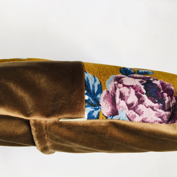 Almofada de veludo e tecido florido - castanho